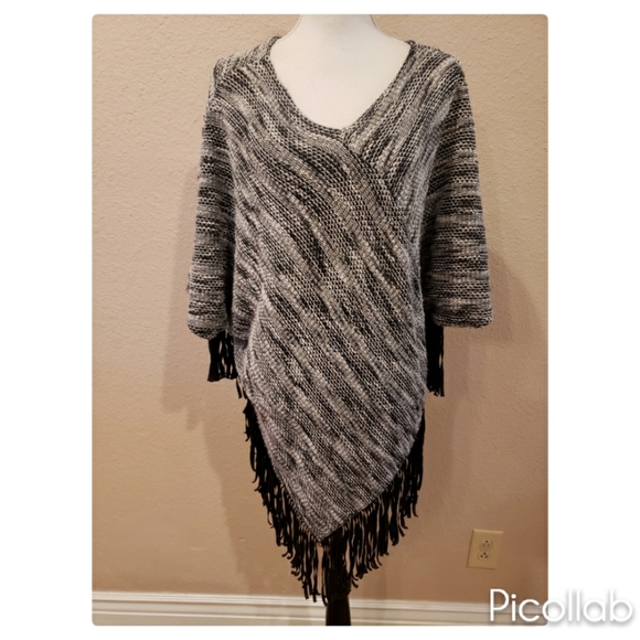 Two by Vince Camuto Fringed Poncho - Picture 3 of 9